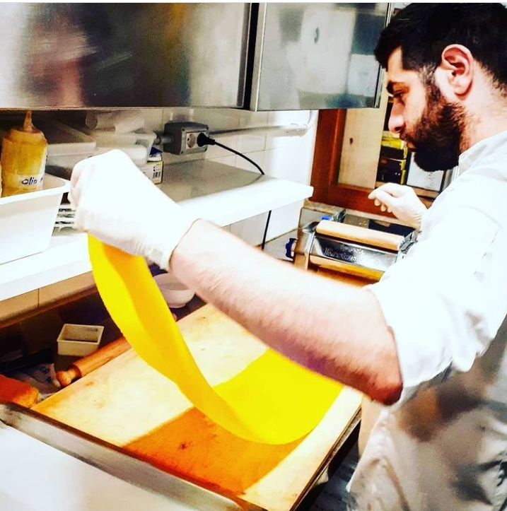 Lo chef Marco Taglione al lavoro in cucina