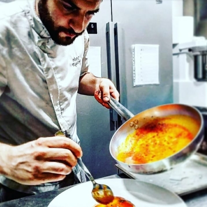 Lo chef Marco Taglione durante la preparazione di un piatto